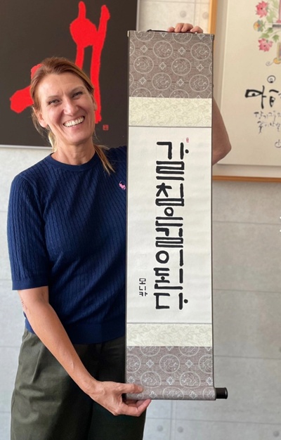영국 런던에서 제17회 광화문광장 휘호대회 참가를 신청한 디자이너 모니카. 이번 대회에 참가하기 위해 한국을 방문할 예정이다. / 한국예술문화원