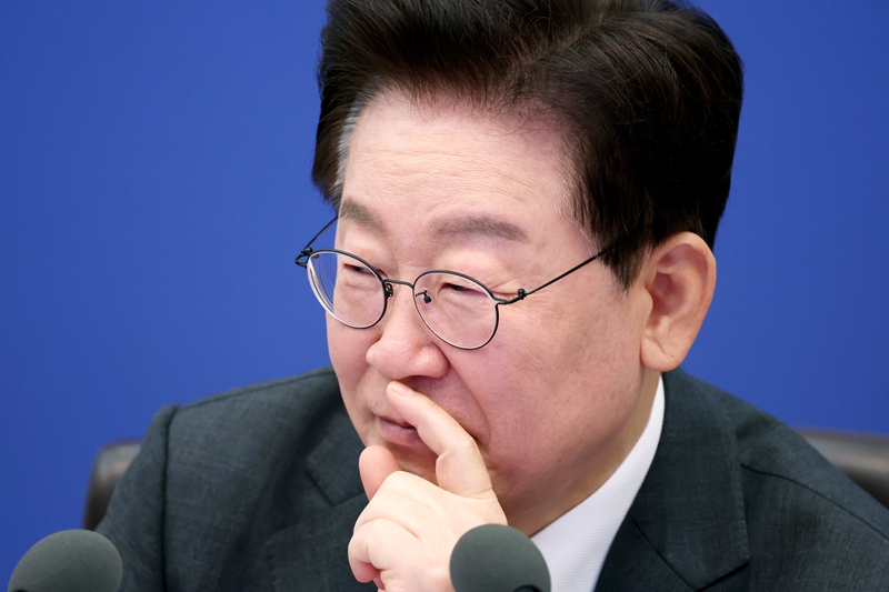 이재명 대통령이 6일 청와대에서 열린 국무회의에서 발언을 경청하고 있다. (청와대통신사진기자단) / 뉴시스