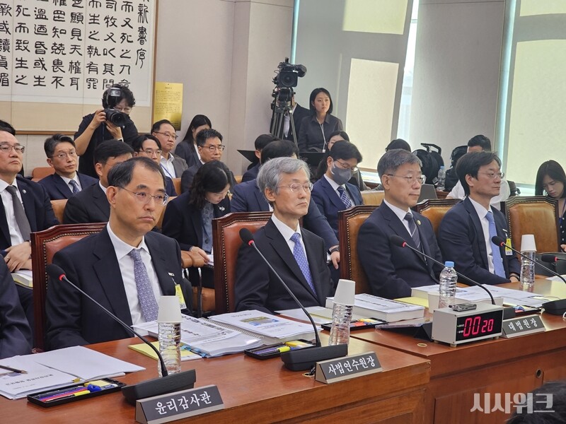 조희대 대법원장(왼쪽에서 두 번째)이 6일 국회 법제사법위원회에서 실시된 대법원 국정감사에 출석해 있다. / 전두성 기자