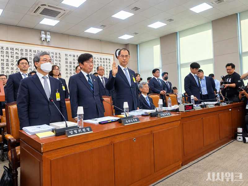 조희대 대법원장(왼쪽에서 네 번째)이 6일 국회 법제사법위원회에서 실시된 대법원 국정감사에서 증인 선서를 하지 않고 자리에 앉아 있다. / 전두성 기자