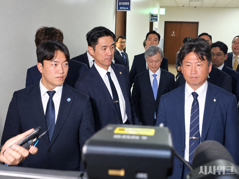 조희대 대법원장이 6일 오전 국회 법제사법위원회에 실시되는 대법원 국정감사에 출석하기 위해 이동하고 있다. / 전두성 기자