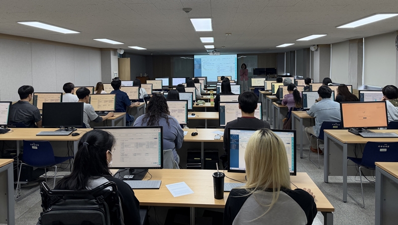 7일 한국사회보장정보원 대구경북지역센터가 지역 대학 예비 사회복지사를 대상으로 사회서비스정보시스템 '희망이음' 현장 실습 교육을 확대 운영한다. 사진은 대구대학교 청소년상담복지학과 학생들이 '희망이음' 현장 실습 교육을 받고 있는 모습이다. / 한국사회보장정보원