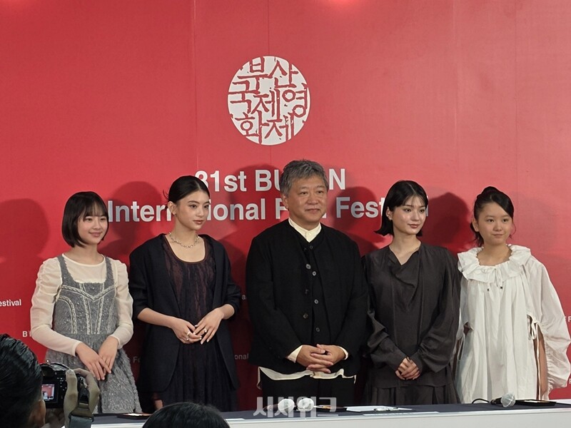 고레에다 히로카즈 감독(가운데)이 새 영화 ‘룩백’을 들고 부산을 찾았다. (왼쪽부터) 데구치 나츠키·마키타 아쥬·나나세 후리·오카다 로카 / 시사위크DB
