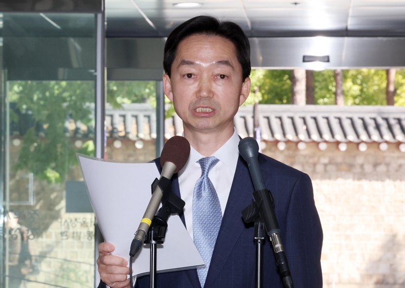김지용 초대 중대범죄수사청장 후보자가 지난 2일 서울 종로구 정부서울청사 창성동 별관에서 도어스테핑을 하고 있다. / 뉴시스
