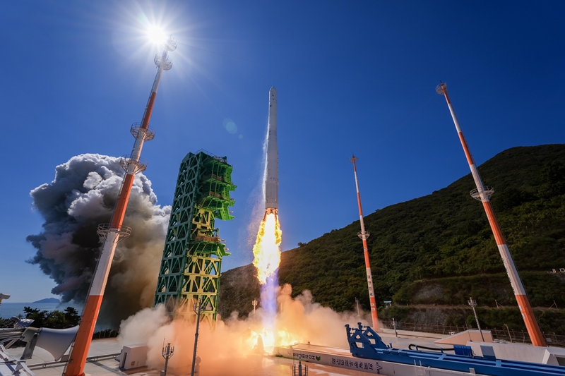 한국형발사체 ‘누리호(KSLV-II, Korea Space Launch Vehicle-Ⅱ)’가 7일 5차 발사에 성공했다. 누리호를 타고 우주로 향한  초소형군집위성 ‘네온샛’ 2~6호 5기와 큐브위성 10기 등 탑재 위성 15기는 앞으로 한국 우주과학기술 발전의 핵심 자원이 될 예정이다. / 사진=한국항공우주연구원