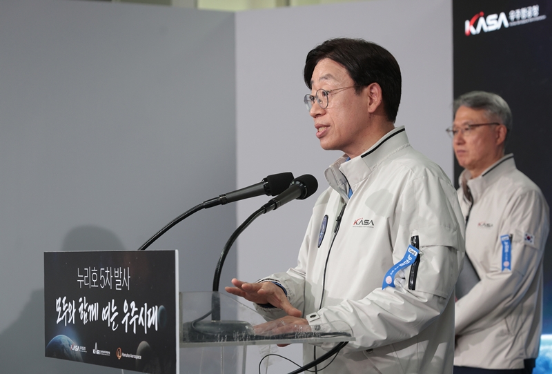 오태석 우주항공청장은 “이번 5차 발사 성공으로 누리호의 누적발사 성공률은 75%에서 80%로 높아져 누리호의 신뢰성이 더욱 향상됐다”며  “누리호 6차 발사는 내년 하반기를 목표로 준비 중이며 초소형군집위성 5기를 추가로 우주 궤도에 올리는 것을 주 임무로 한다”며 “2032년까지 매년 1회 이상의 누리호 발사를 추진할 예정”이라고 전했다. / 사진=뉴시스
