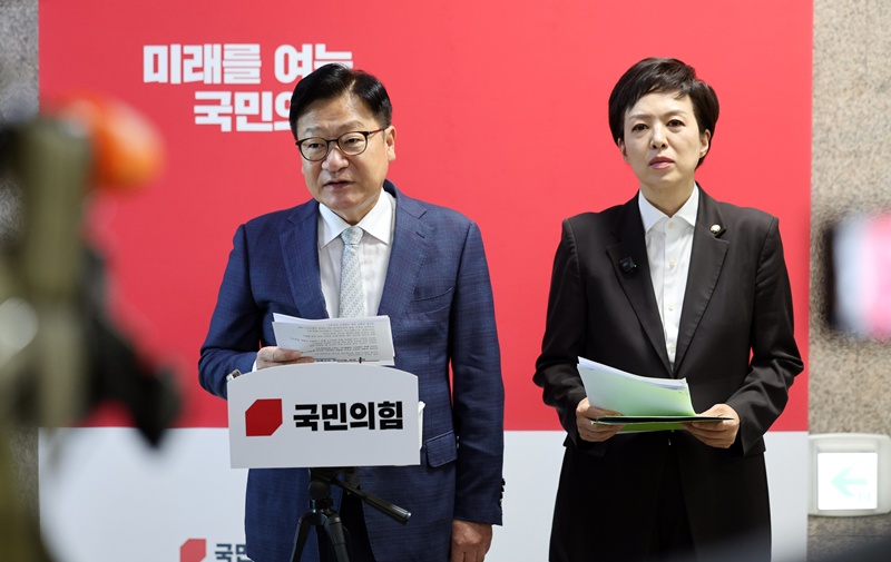 정점식 국민의힘 원내대표가 8일 여의도 국회에서 국정감사 현안 관련 백브리핑을 하고 있다. / 뉴시스