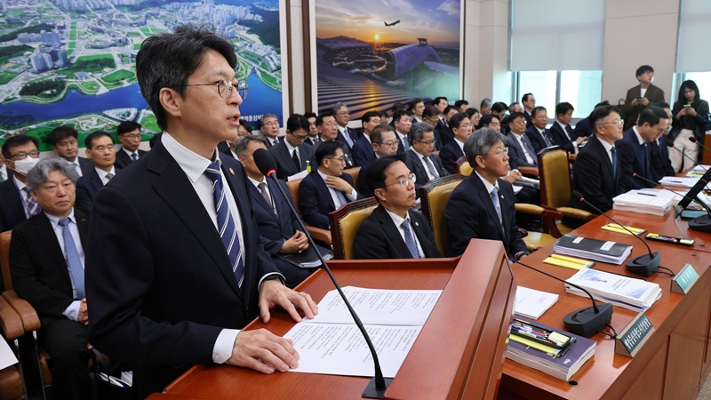 홍지선 국토교통부 장관이 7일 서울 여의도 국회에서 열린 국토교통위원회 국정감사(국토교통부 등)에서 업무보고를 하고 있다. / 뉴시스