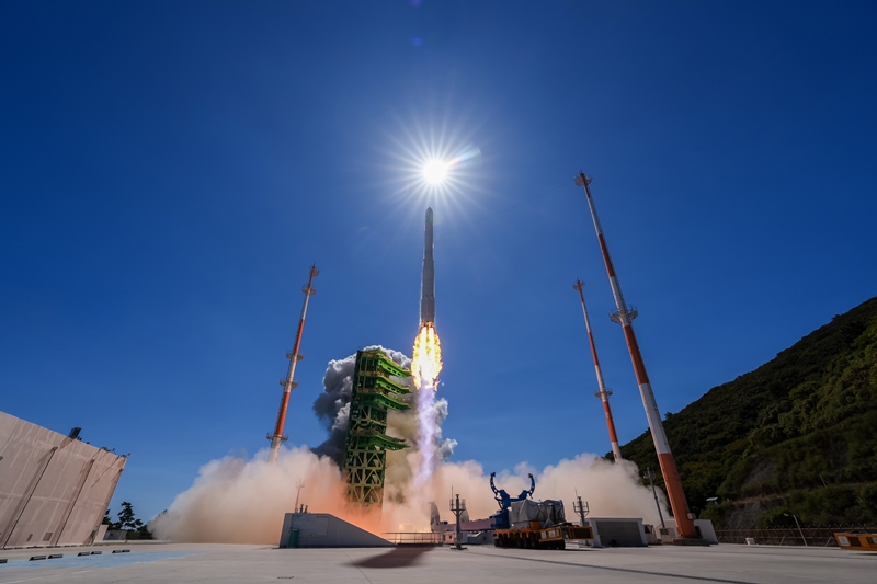 지난 7일 한국형 발사체 ‘누리호(KSLV-II, Korea Space Launch Vehicle-Ⅱ)’의 5차 발사가 완벽한 성공을 이뤘다. 이번 5차 발사 성공은 단순히 로켓 발사 성공에 그치지 않는다. 역대 가장 많은 ‘수하물’을 운반한 발사체라는데 의미가 있다. 이에 우주항공산업계에선 ‘한국형 스페이스X’의 가능성이 열렸다고 평가한다. / 사진=한국항공우주연구원