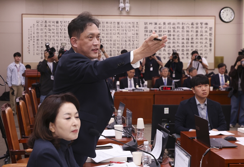 김태규 국민의힘 의원이 ‘부엉이바위’ 관련 발언을 하며 고(故) 노무현 전 대통령 조롱 논란에 휩싸였다. 사진은 김 의원이 지난 6일 국회에서 열린 법제사법위원회 국정감사에서 서영교 국회 법제사법위원회 위원장으로부터 발언권이 제지되자 항의하고 있는 모습. / 뉴시스