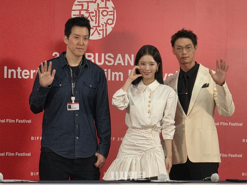 영화 ‘면도’로 부산국제영화제를 찾은 (왼쪽부터) 김정훈 감독과 배우 노정의·카사마츠 쇼. / 시사위크 DB
