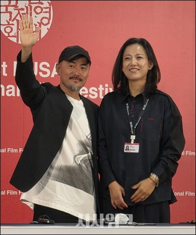 부산국제영화제 경쟁작 중 유일한 애니메이션 영화 ‘긴긴밤’이 베일을 벗었다. 사진은 연출을 맡은 염규복 감독(왼쪽)과 정경희 제작자. / 시사위크 DB