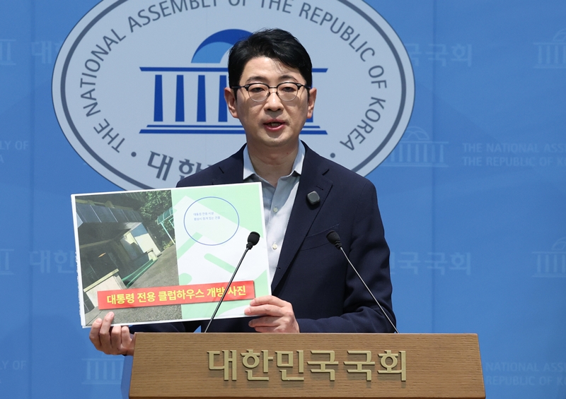 주진우 국민의힘 의원이 11일 오후 서울 여의도 국회 소통관에서 이재명 대통령의 대구 천장 붕괴 사고 당시 태릉CC 골프 의혹과 관련해 긴급 기자회견을 하고 있다. / 뉴시스