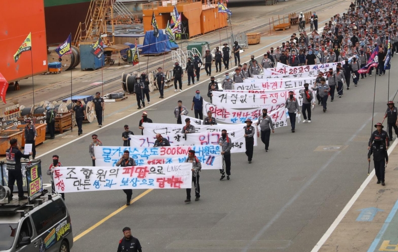 한화오션은 임단협을 둘러산 노사 간 갈등이 깊어지고 있다. 특히 정규직 노조는 물론 하청 노조와의 갈등까지 이중 노사갈등이 빚어지고 있는 모습이다. / 금속노조 한화오션지회