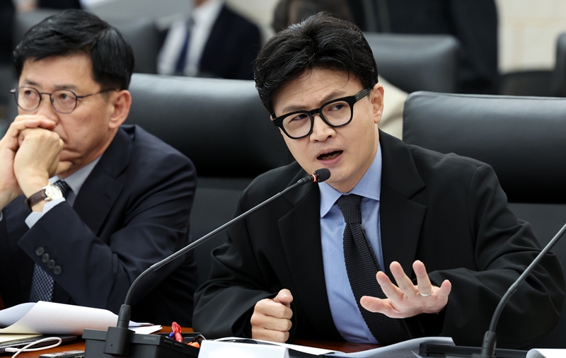 한동훈 무소속 의원이 김민석 민주당 대표 아들의 ‘입법 특혜 및 편법 휴학’ 의혹을 제기하며 자녀 특혜 공방이 가열되고 있다. / 뉴시스