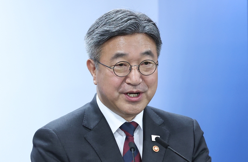 윤호중 행정안전부 장관이 김지용 중대범죄수사청장 후보자를 공개 비판해 온 임은정 광주지방중수청장에 대한 감찰을 지시한 가운데, 향후 임 청장에 대한 감찰을 두고 후폭풍이 불가피할 전망이다. 사진은 윤 장관의 모습. / 뉴시스.
