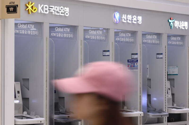5대 시중은행장이 나란히 국정감사 증인으로 채택됐다. 최근 금융권 해킹 사태가 큰 파문을 일으키고 있는 가운데 이번 국정감에선 은행권의 보안관리 실태와 내부통제 문제가 집중 도마 위에 오를 것으로 전망된다. / 뉴시스