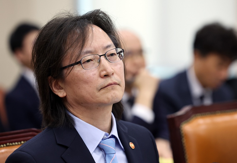 주병기(사진) 공정거래위원장의 기업관을 둘러싼 국정감사 공방이 사퇴 요구로 번지고 있다. / 뉴시스