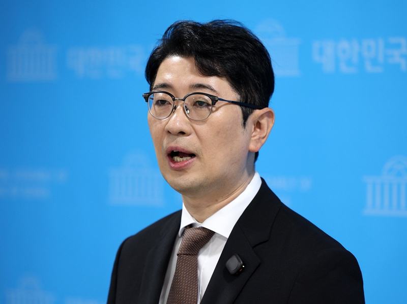 더불어민주당은 13일 주진우 국민의힘 의원이 SNS에 ‘이재 명을 끊을 때’라는 댓글을 써 논란이 된 점에 대해 “조회수에 안달 난 사이버 렉카 수준”이라고 비판 목소리를 높였다. 사진은 주 의원의 모습. / 뉴시스