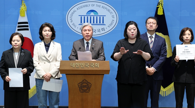 서왕진 조국혁신당 의원이 13일 서울 여의도 국회 소통관에서 조희대 대법원장을 특경법위반(횡령), 허위공문서작성 등 고발 관련 기자회견을 하고 있다. / 뉴시스