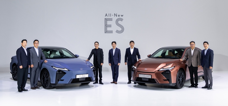 렉서스 올 뉴 ES 한국 출시 행사에 참석한 토요타자동차 주요 관계자들이 8세대 렉서스 ES 모델과 함께 기념 사진을 촬영했다. 왼쪽부터 차례대로 미츠하타 유스케 렉서스코리아 부사장, 강대환 렉서스코리아 부사장, 쿠마이 야히코 렉서스 인터내셔널 수석 디자이너, 치아시 코헤이 렉서스 인터내셔널 수석 엔지니어, 핫토리 타카유키 렉서스 인터내셔널 차량 퍼포먼스 리더, 콘야마 마나부 렉서스코리아 사장, 이병진 렉서스코리아 부사장. / 렉서스코리아
