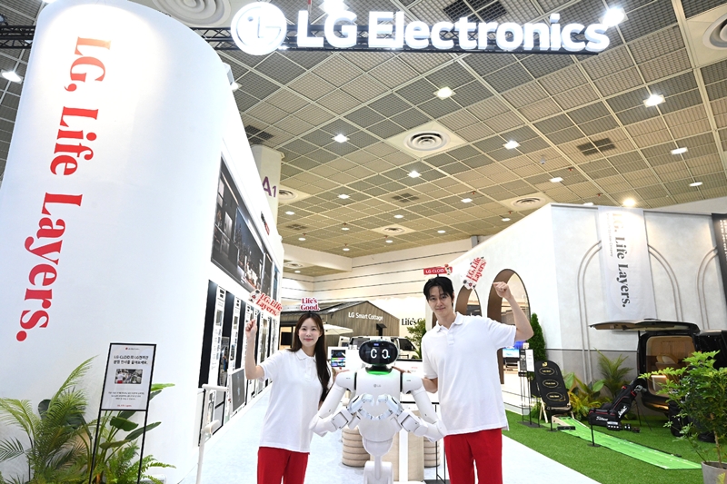 LG전자는 10월 13일부터 16일까지 서울 강남구 코엑스에서 열리는 한국전자전에 참가, 삶의 모든 영역에서 AI시대의 새로운 가능성을 열어 나간다는 ‘LG 라이프레이어(LG Life Layers)’를 주제로 전시관을 열었다. / LG전자