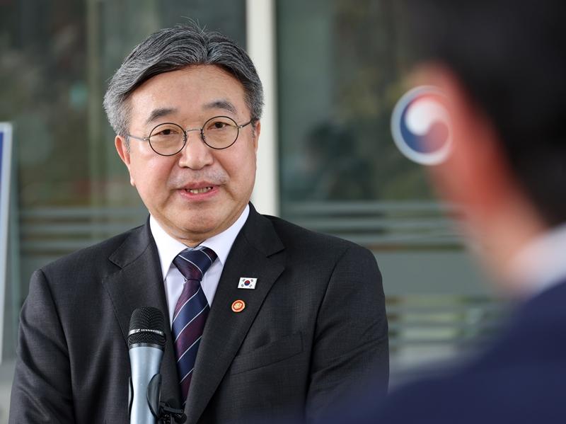 윤호중 행정안전부 장관이 지난 12일 오후 세종시 정부세종청사에서 임은정 광주지방중대범죄수사청장 감찰 지시와 관련한 취재진의 질문에 답하고 있다. / 뉴시스