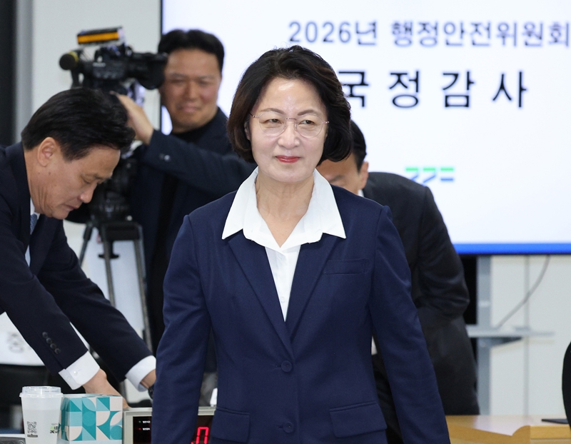 추미애 경기도지사가 13일 경기 수원시 경기도청에서 열린 국회 행정안전위원회의 경기도에 대한 국정감사에서 선서문을 제출한 뒤 자리로 이동하고 있다. / 뉴시스