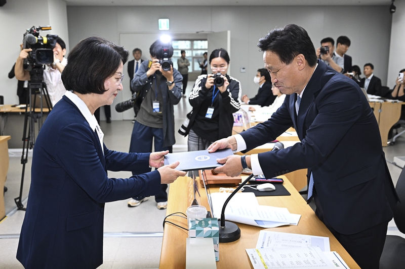 국회 행정안전위원회의 경기도 국정감사가 열린 13일 경기도청에서 추미애 경기도지사가 김영진 위원장에게 선서문을 전달하고 있다. / 뉴시스