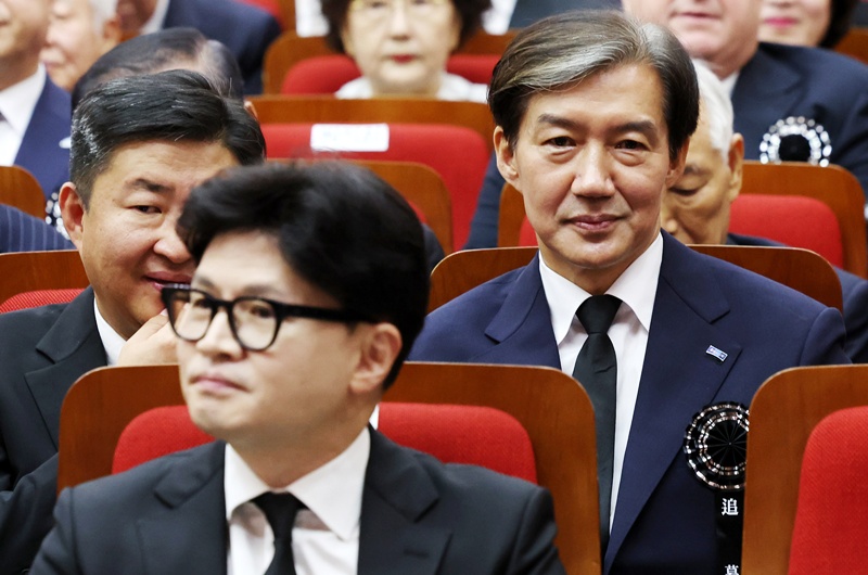 한동훈 의원 딸 관련 수사에서 압수수색 영장 신청과 피고발인 대면조사가 없었던 사실이 국정감사에서 드러나면서 수사 형평성 논란이 이어지고 있다. 사진은 2024년 8월 ‘김대중 전 대통령 서거 15주기 추도식’ 참석 모습. / 뉴시스