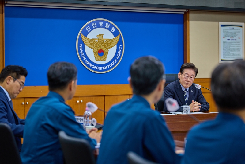 이재명 대통령이 13일 인천경찰청을 방문해 대형마트 흉기 난동 사건 대응 현황 점검 및 보고를 받고 있다. (사진=청와대 제공) / 뉴시스