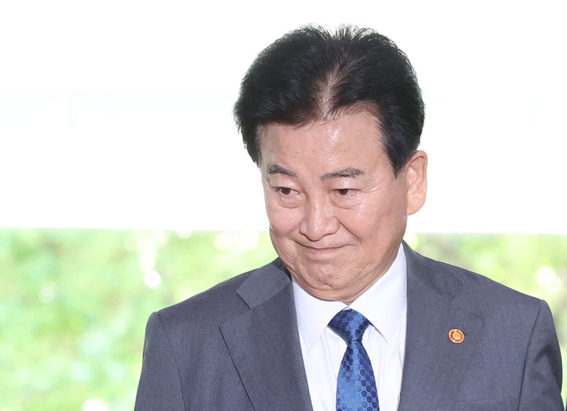 국민의힘이 정동영(사진) 통일부장관의 사퇴를 요구하며 공세 수위를 끌어올리고 있다. 국정감사에서 나온 지뢰 사고 관련 발언이 북한에 책임 회피의 빌미를 제공한 데다, 한미 간 정보협력 차질에도 책임을 물어야 한다는 주장이다. / 뉴시스