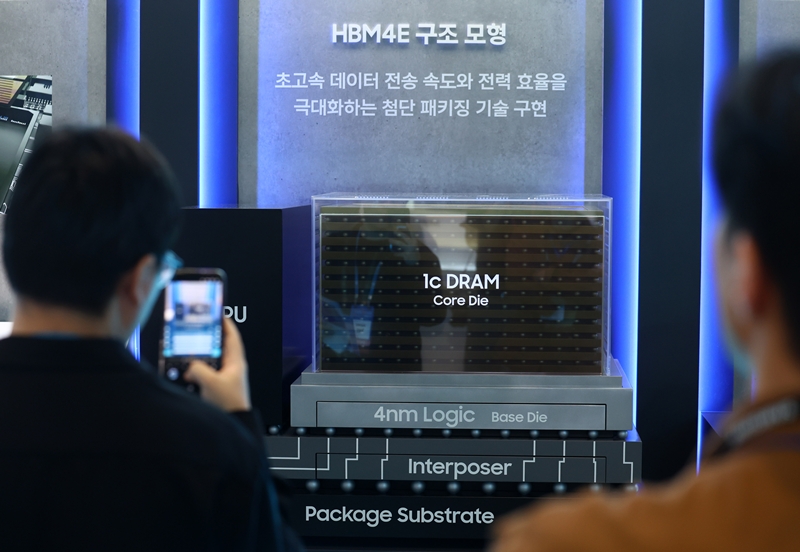 삼성전자는 이번 SEDEX 2026에서 고대역폭메모리(HBM)를 비롯한 차세대 인공지능(AI) 반도체 기술을 공개했다. 특히 차세대 HBM 제품인 HBM4E와 3차원(3D) 메모리 기술을 중심으로 AI 반도체 시장에서의 기술 경쟁력을 강조했다. / 뉴시스