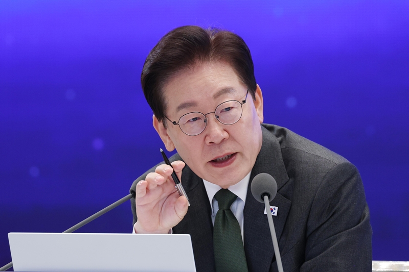 이재명 대통령이 14일 청와대 영빈관에서 열린 국민주권정부 인구전략 비전선포식에서 참석자의 발언을 경청하고 있다. / 뉴시스