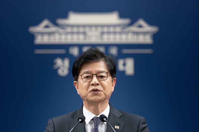 성기홍 청와대 홍보소통수석이 지난달 21일 청와대 춘추관에서 강훈식 비서실장 사의 표명 관련 브리핑을 하고 있다. / 뉴시스