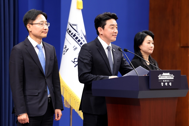 강훈식 전 대통령 비서실장이 14일 춘추관에서 임광현(왼쪽) 신임 비서실장을 발표하고 있다. / 뉴시스