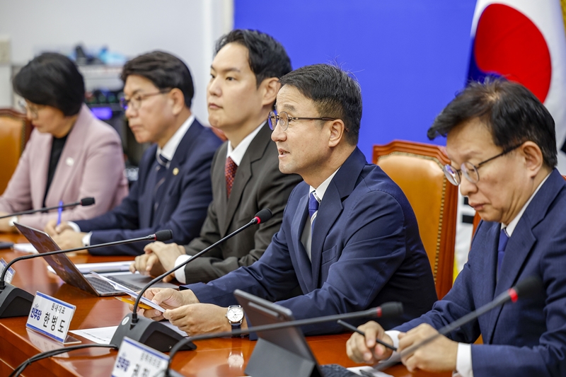 한병도 더불어민주당 원내대표가 15일 국회에서 열린 국정감사 대책회의에서 발언하고 있다. / 뉴시스