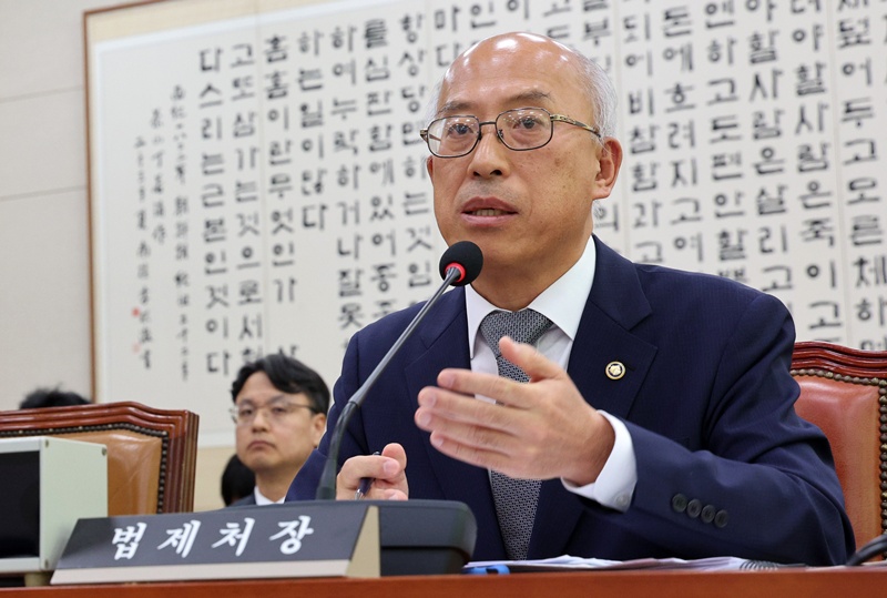 15일 국회 법제사법위원회의 법제처 국정감사에서는 이재명 대통령의 대법관 후보자 임명 거부와 재제청 요구의 적법성이 주요 쟁점으로 떠올랐다. 조원철(사진) 법제처장은 대법원장의 제청을 일종의 ‘추천’과 ‘제안’으로 설명하며 대통령이 제청된 후보자를 반드시 임명해야 하는 것은 아니라고 주장했다. / 뉴시스