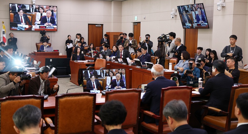 김동아 민주당 의원이 ‘대법원장이 대통령이 재제청 요구에 응하지 않는 것은 헌법상 의무를 저버리는 것 아니냐’는 취지로 질문하자, 조원철 법제처장은 “제청권을 행사하지 않아 대법원 구성과 운영에 차질이 생겼다면 헌법상 책무를 다하지 않은 것”이라고 말했다. / 뉴시스