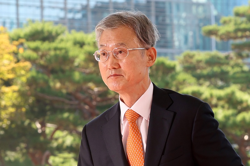 논쟁은 조희대 대법원장의 재제청 불이행이 직무유기나 탄핵 사유에 해당하는 지로 확대됐다. 김의겸 의원은 대법관 공석 장기화로 “국민의 재판받을 권리에 피해가 발생한다”며 그 영향이 일반 공무원의 직무유기보다 중대하고 광범위하다고 주장했다. / 뉴시스