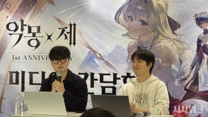 15일 스마일게이트는 경기도 성남시 분당에 위치한 퍼스트타워에서 기자간담회를 열고 향후 ‘카제나’ 콘텐츠와 이용자 소통 계획에 대해 공유했다. 사진은 (왼쪽부터) 스마일게이트 슈퍼크리에이티브의 최승현 PD, 김기범 DD가 기자간담회에 참석한 모습. / 조윤찬 기자