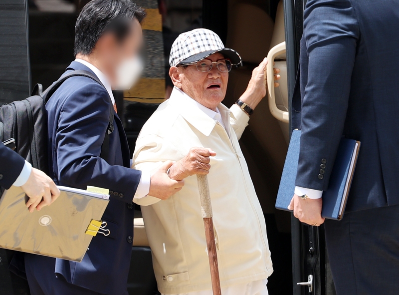 신도들을 국민의힘 당원으로 집단 가입시킨 혐의를 받는 이만희 신천지예수교증거장막성전(신천지) 총회장이 지난 6월 24일 오후 서울 서초구 서울중앙지방법원에서 열린 구속 전 피의자 심문(영장실질심사)에 출석하고 있다. / 뉴시스