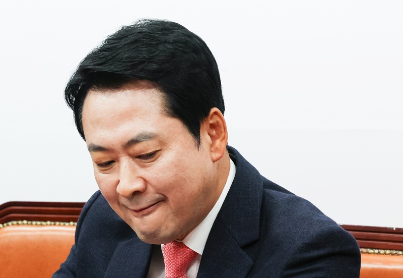 장동혁 국민의힘 대표는 용인갑 조직위원장 경선과 관련, 참정권 보호 원칙에 따라 결선 재투표를 결정했다는 입장이다. 양향자 최고위원의 조사 확대 요구에는 지도부를 흔드는 행위라는 취지로 반발했다. / 뉴시스