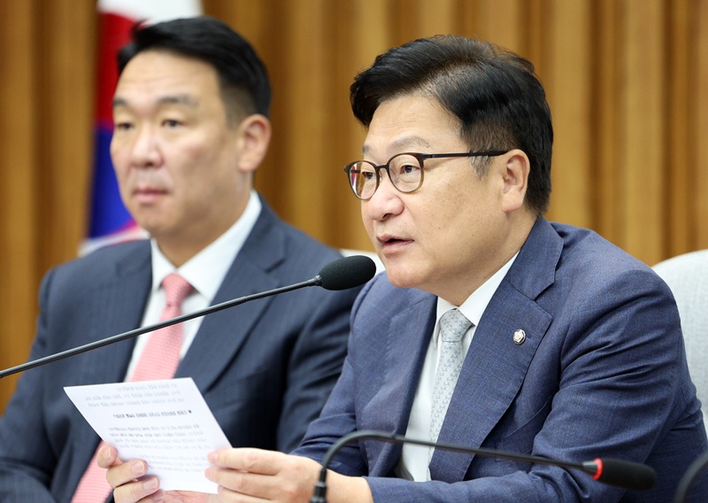 정점식 원내대표는 16일 국회에서 열린 국정감사대책회의에서 “한때 9,000까지 돌파한 코스피가 단 4개월 만에 5,500선으로 주저앉았다”며 “단일종목 레버리지 ETF를 졸속으로 도입하고, 국민연금 리밸런싱을 억지로 유예하면서까지 무리하게 증시를 부양시킨 비싼 청구서가 날아온 것”이라고 말했다. / 뉴시스