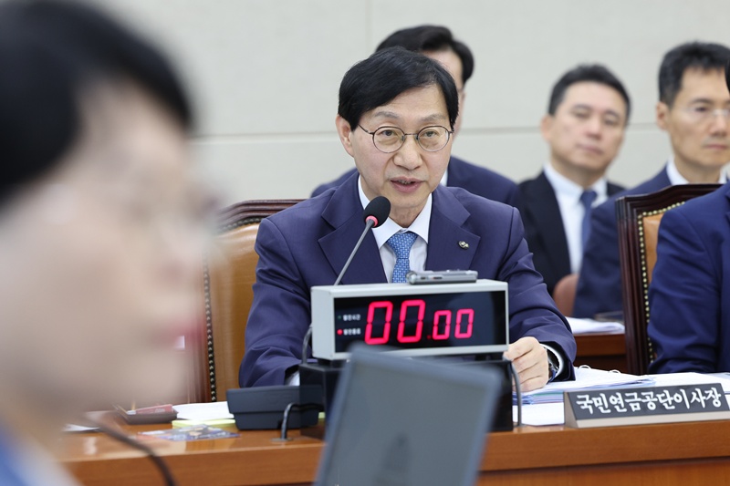 국민연금공단 측은 리밸런싱 유예가 기금 수익에 도움이 됐다고 해명했다. 김성주(사진) 국민연금공단 이사장은 국감에서 “(유예 여부에 따른 운용 결과를 비교했을 때) 유예한 결정이 훨씬 더 기금운용수익에 도움이 됐다”고 밝혔다. / 뉴시스