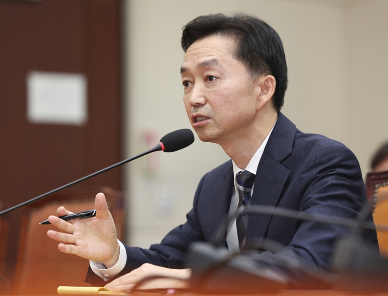김지용 중대범죄수사청장 후보자가 지난 14일 오후 서울 여의도 국회에서 열린 중수청장 후보자 인사청문회에서 질의에 답하고 있다. / 뉴시스