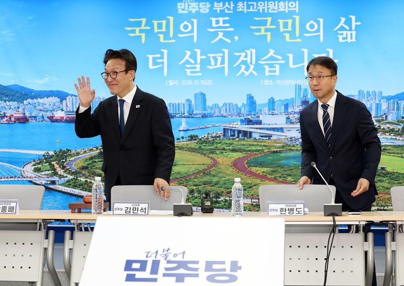 더불어민주당이 최근 PK(부산·경남) ‘민심 잡기’에 주력하고 있다. 사진은 김민석 대표와 한병도 원내대표가 16일 부산 동구 민주당 부산시당에서 열린 최고위원회의에 참석, 자리로 이동하고 있는 모습. / 뉴시스