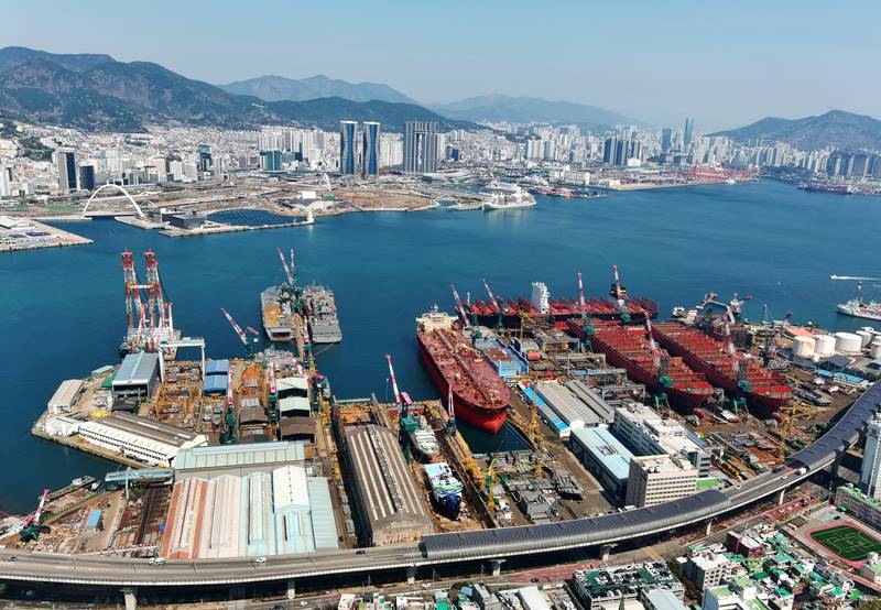 HJ중공업은 부산 영도조선소에서 정비를 진행한 미 해군 군수지원함 ‘USNS 아멜리아 에어하트(Amelia Earhart)’함(사진)이 모든 작업을 마치고 부산항을 출항했다고 밝혔다. / HJ중공업 