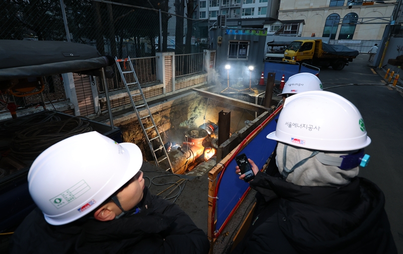 지난 2024년 1월 18일 오전 내부 밸브 누수 사고가 발생한 서울 양천구 신정가압장에서 서울에너지공사 관계자들이 복구를 하는 모습. 이 사고로 당시 서울 양천·구로구 일대 3만8000가구에 지역난방 공급이 중단됐다. / 뉴시스