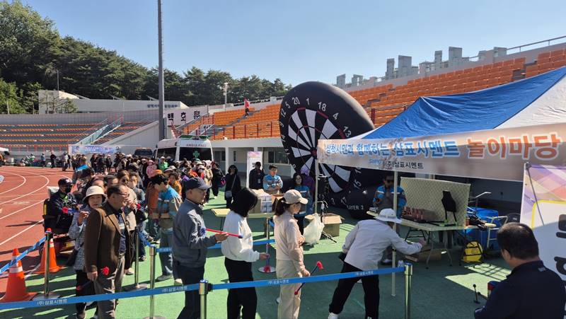 지난 14일 강원도 삼척종합운동장에서 열린 '제32회 삼척시민의 날 경축행사'에서 삼표시멘트 임직원들이 이벤트 부스를 찾은 시민들과 함께 룰렛 돌리기, 경품 뽑기, OX 퀴즈 등 시민 참여형 프로그램을 진행하고 있다. / 삼표시멘트